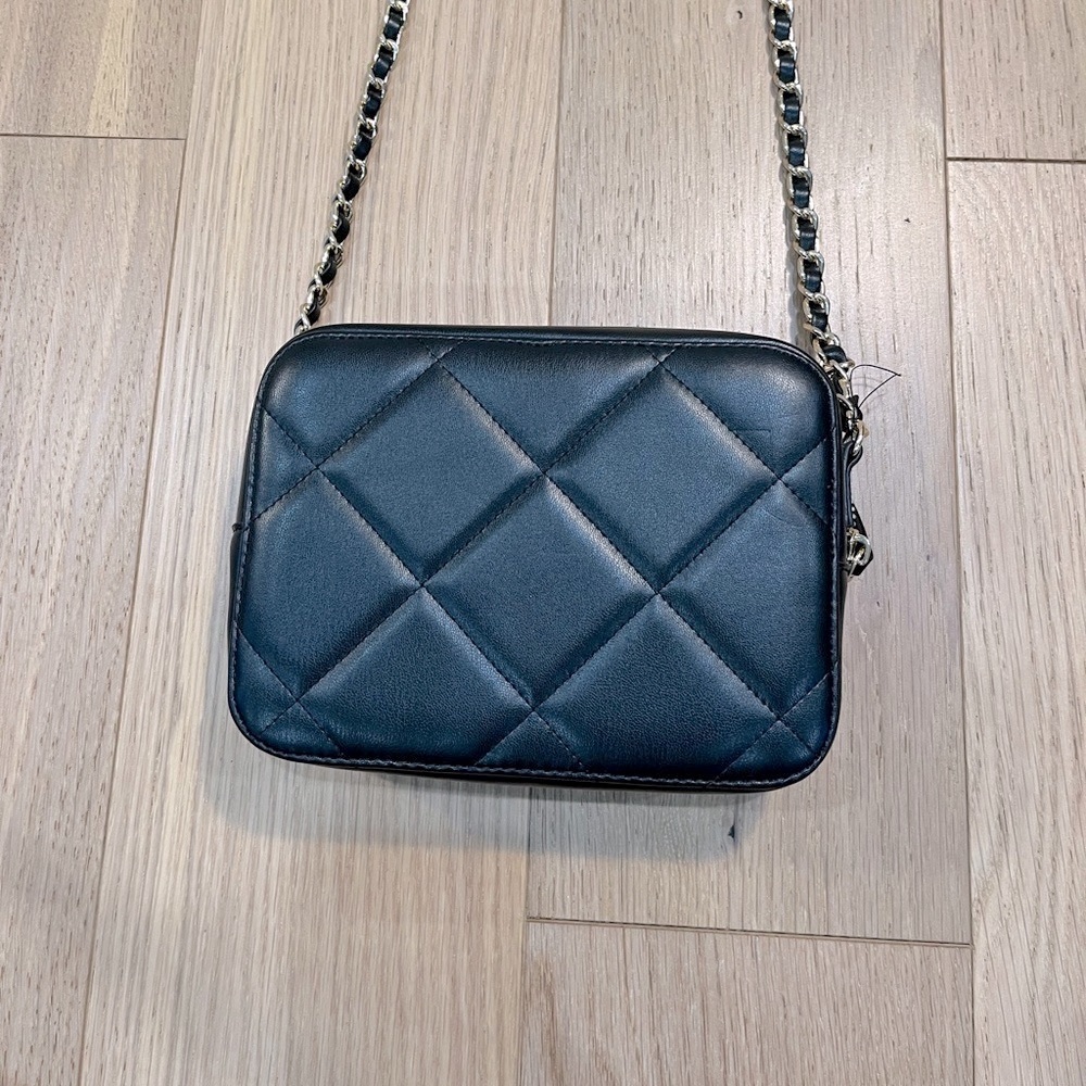 NWOT Forever 21 - Black Quilted, gold chain, crossbody purse